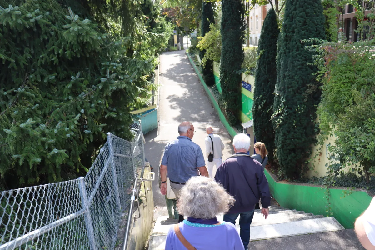 Menschen laufen Treppe hinunter